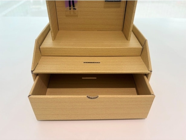 なんと賽銭箱(貯金箱)付き。「尊い！」と思うたびにお金を入れれば、チケット代が貯められるかも？