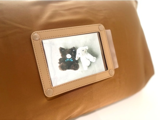 写真を入れられるスリーブケース。推しの夢が見られるかもしれない、魔法のようなアイテムだ