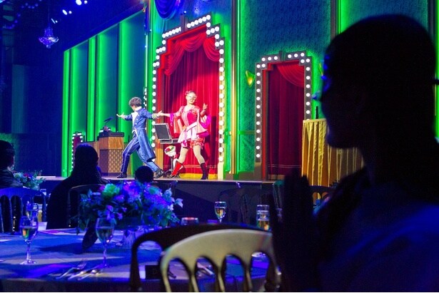 舞台上ではショーが繰り広げられて華々しくパーティが開幕…するかと思われた