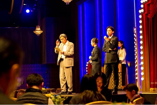 会場のみんなで推理する場面も