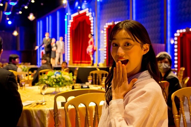 新田刑事たちが現れてパーティは急展開