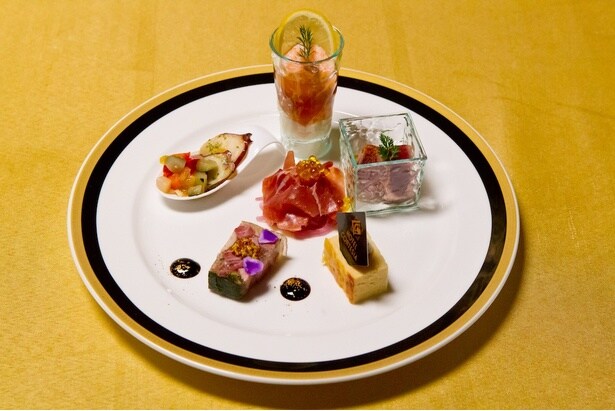 エビのコンソメジュレ仕立てやマグロのグリル&ワカモレなど、華やかなアンティパストミスト
