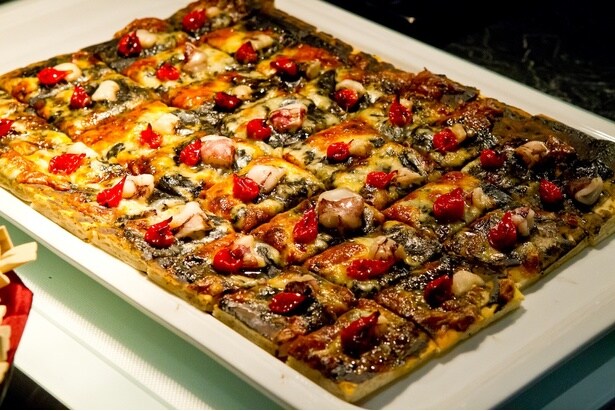 イカ墨&トリュフオイルのピッツァはイカとトマトの旨味にトリュフが香る贅沢な味わい