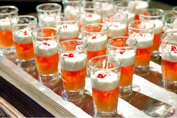 モモのゼリー ベリーニ仕立て。2層になったビジュアルがかわいい