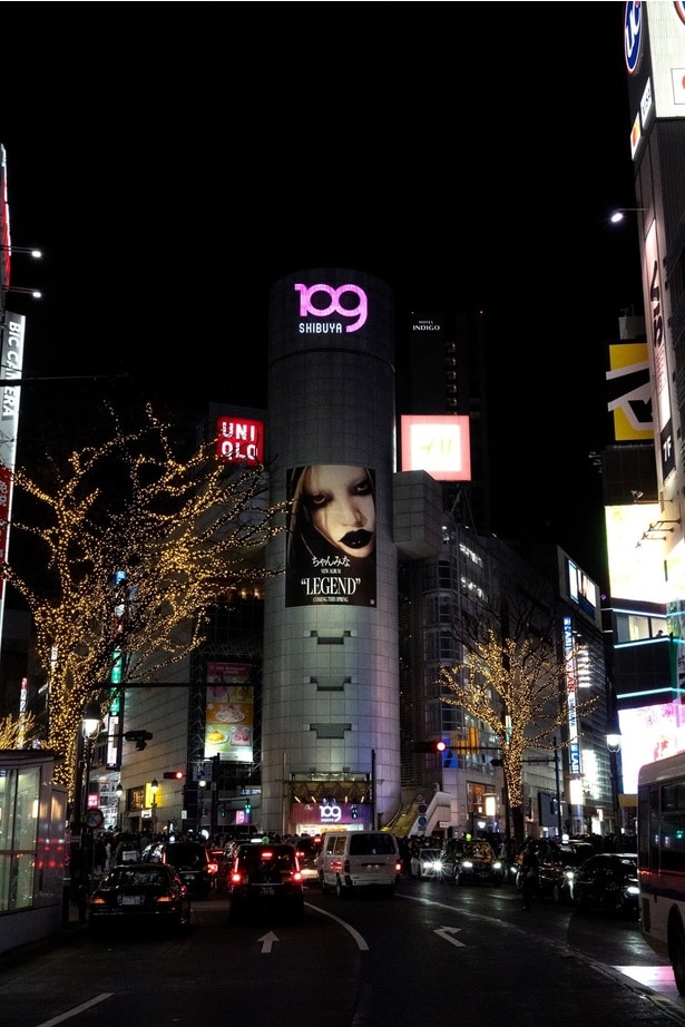 SHIBUYA109渋谷店シリンダーに出現したゲリラ看板