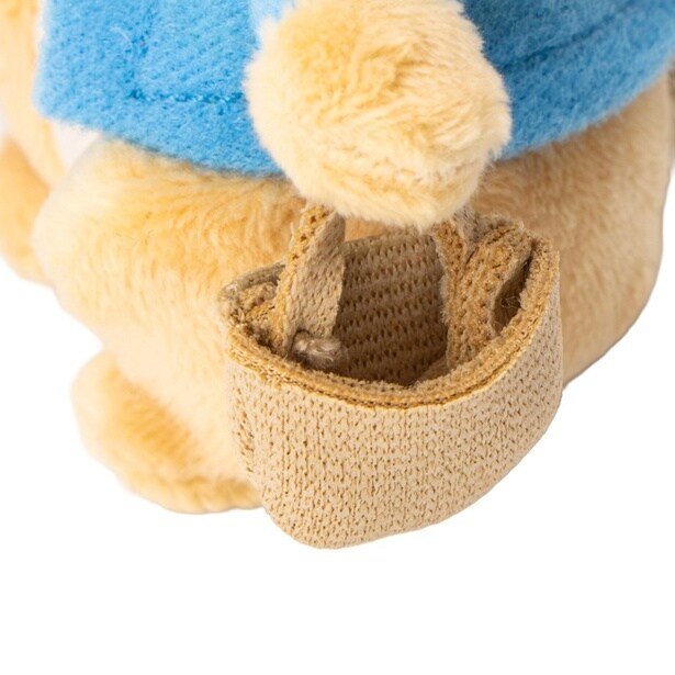 左手のカゴには「どんぐり1個」ほどの小さなものが入る。メッセージカードを忍ばせてギフトにしても◎