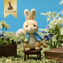 ピーターラビット(TM)公式ショップで大人気！花束を持った“きらきらおめめ”のぬいぐるみマスコットがかわいすぎる