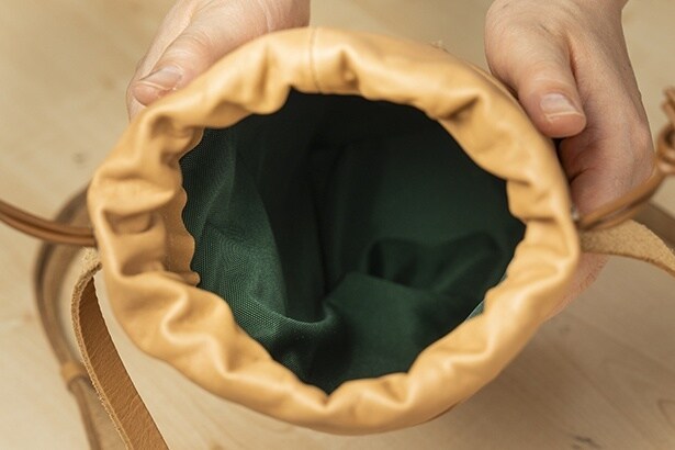 内側にはスターバックスを思わせるようなグリーンの撥水生地を使用している