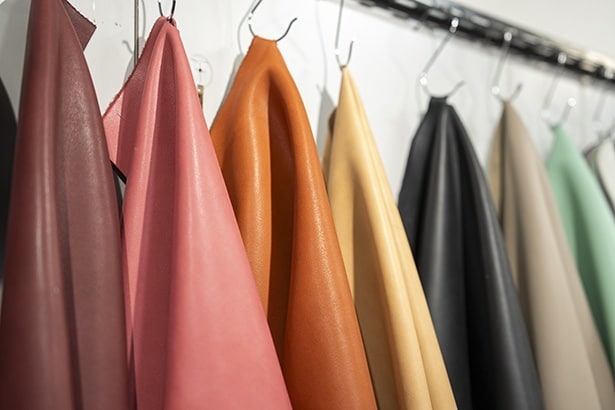 どんなニーズにも応えられるよう、ショールームにはさまざまな革の見本が並ぶ