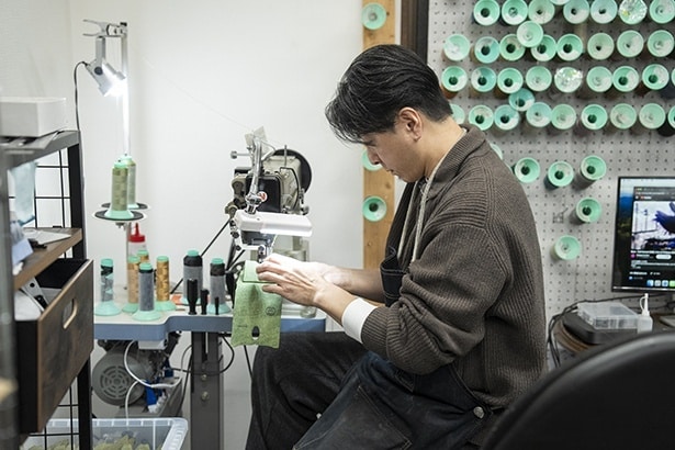 有限会社小野の工房でミシン作業を行う職人さん