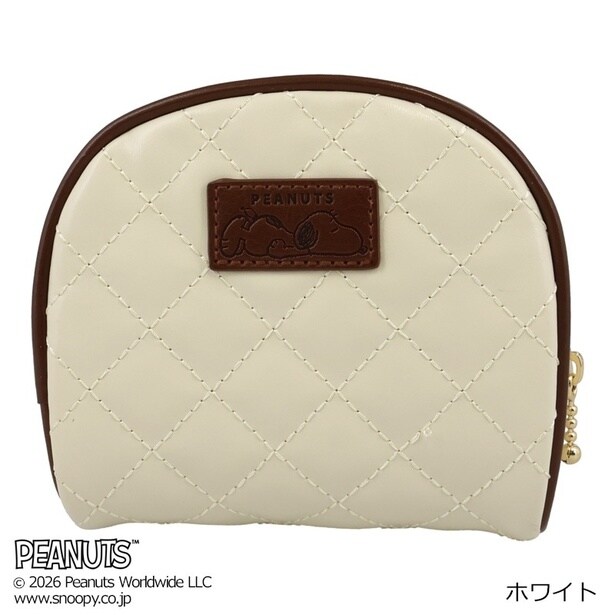 「コスメポーチ(ホワイト)」の背面。キルト生地にレザー調のPEANUTSタグがさりげないアクセントに