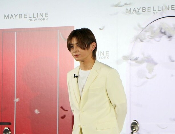 年間キャンペーン第1弾のテーマ“羽”が舞う中で登場！