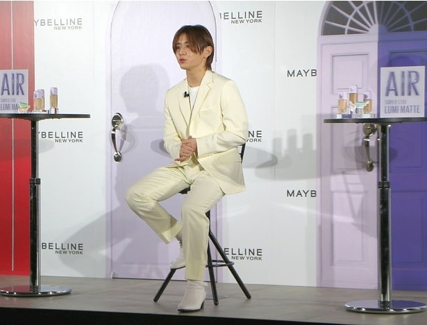 白スーツで登場した山田涼介さん。「これから自分磨きというのも、より強くやっていかなくてはいけないなと思っています」とコメント