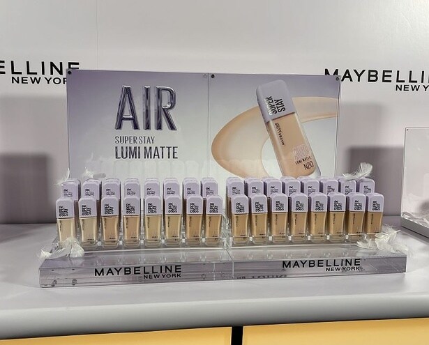 「メイベリン SPステイ ルミマット リキッド ファンデーション」は、ナイアシンアミドと6種の保湿成分を配合し、心地いい使用感を実現。日本人を含むアジア人の肌色に幅広くマッチするカラーで展開