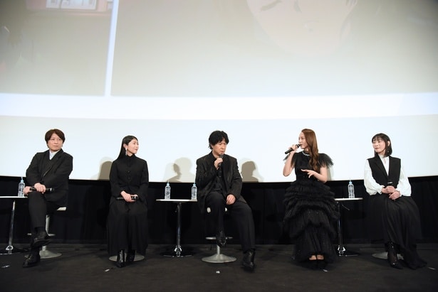 【写真を見る】集まるのは16年ぶり…と言いつつ、息の合った掛け合いを見せるSOS団の面々