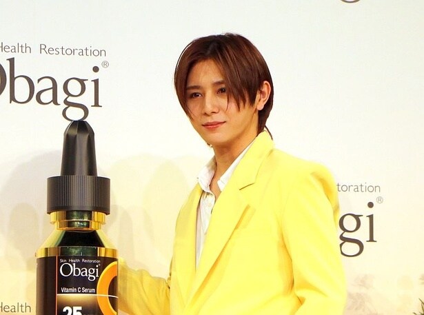 「僕が長く愛用しているのは『オバジC25セラム ネオ』」と山田涼介さん