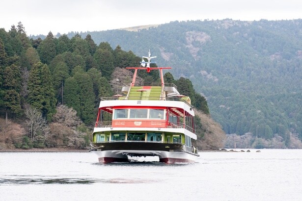 芦ノ湖の湖上を走る「箱根遊船 大茶会」。2つの船をつなげた「双胴船(そうどうせん)」で、揺れが少ないのも特徴