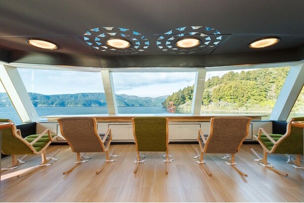 「箱根遊船 大茶会」の2階客室の最前列は、雄大なレイクビューが楽しめる特等席
