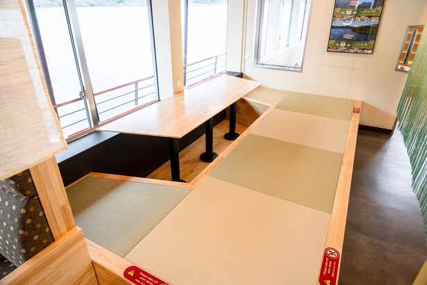 小上がりのある席も用意されている。ハイキングで疲れたら、靴を脱いで畳の上でくつろいで