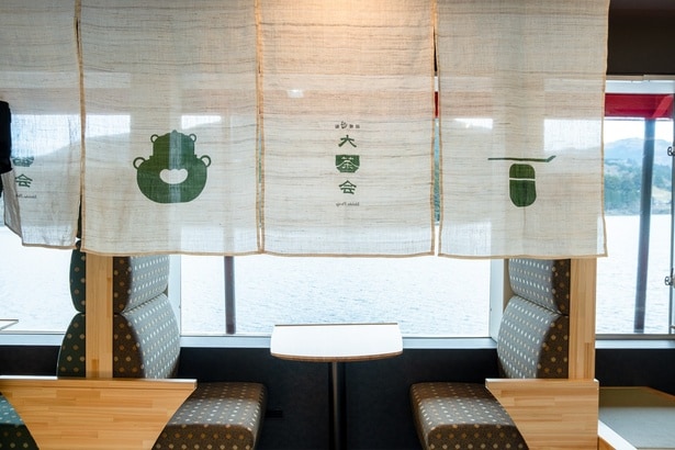 暖簾が掛かった、ボックスシートも。情緒ある船旅を演出してくれる