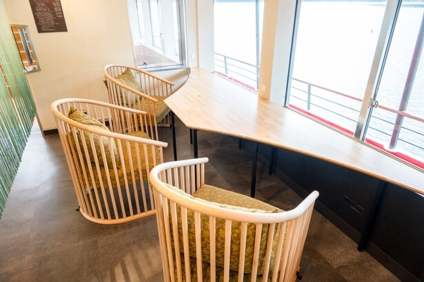 富士山型のテーブルを囲みながらくつろげる席もある