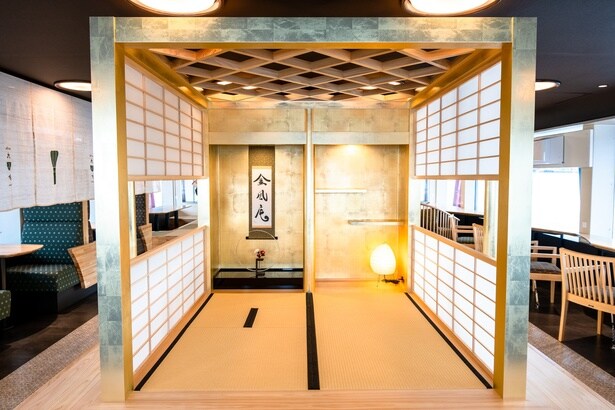 2階客室のほぼ中央には、黄金の茶室「茶室 金風庵」が鎮座