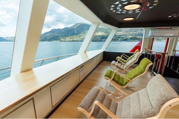 2階客室の最前列には、ロッキンチェアが設置されている。ゆらゆらと揺れながら湖上クルージングを楽しもう