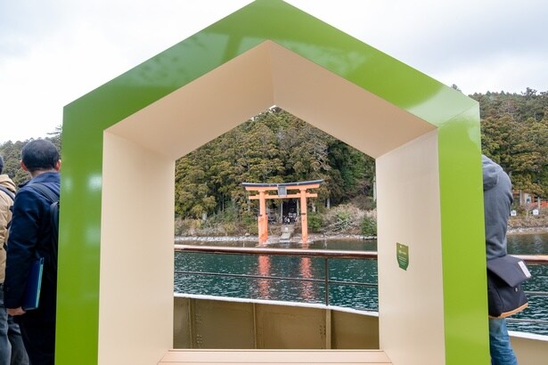 箱根神社の平和の鳥居と一緒に、パシャッと記念撮影も可能