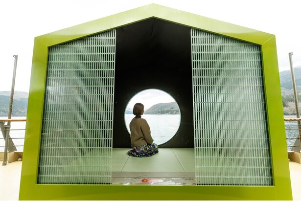 3階デッキ後方の「茶室 緑風庵」。ほっこり落ち着く、丸窓からの景色を写真に収めよう