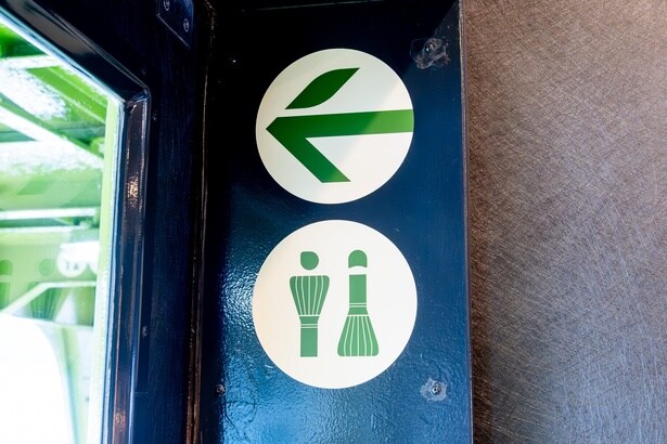 船内のサインもお茶にまつわるデザイン。矢印は茶葉、トイレのサインは茶筅をモチーフにしたもの