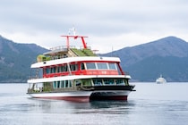 こんな船、初めて。お茶をテーマにした「箱根遊船 大茶会」が箱根・芦ノ湖に就航