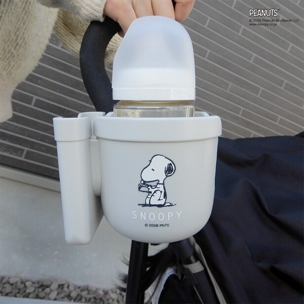 ベビーカーに取り付けた「マグホルダー(PEANUTS)」。マグボトルとスマホをまとめて収納できる