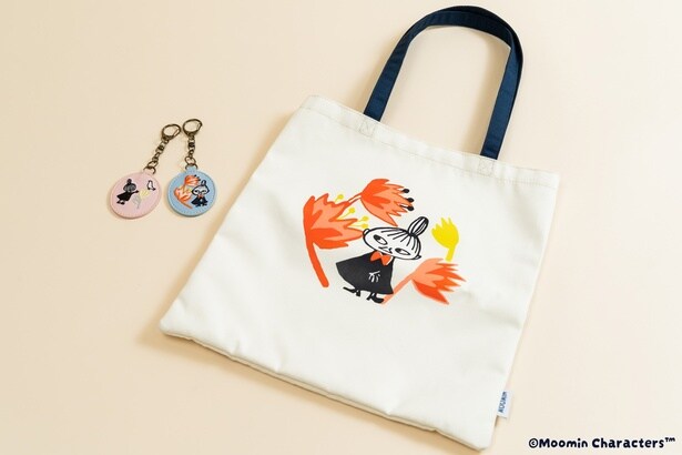 写真右が「トートバッグ」(2860円)、写真左が「刺繍キーホルダー(2種類)」(各1650円)