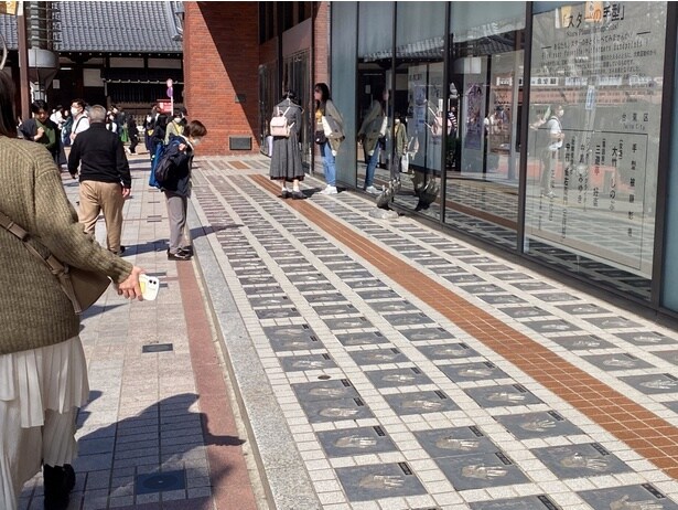 「スターの広場」浅草公会堂前に並ぶ手型の数々