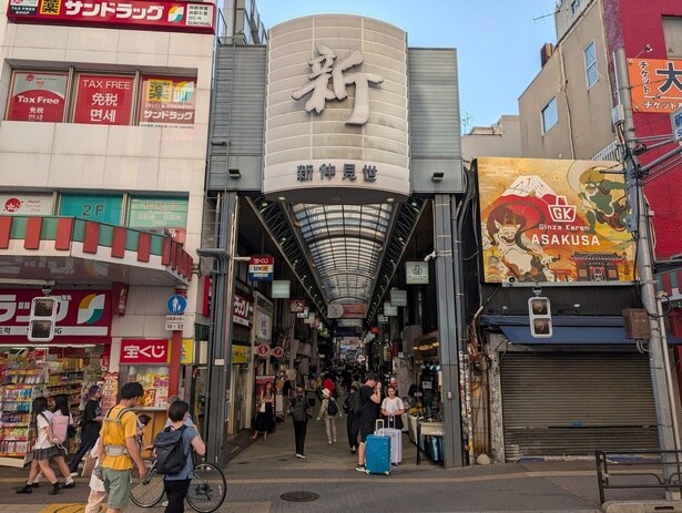 「新仲見世商店街」アーケードの入口からにぎわいが伝わる光景