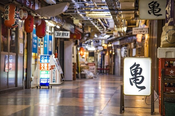 「浅草地下街」昔ながらの看板が光るノスタルジックな通路