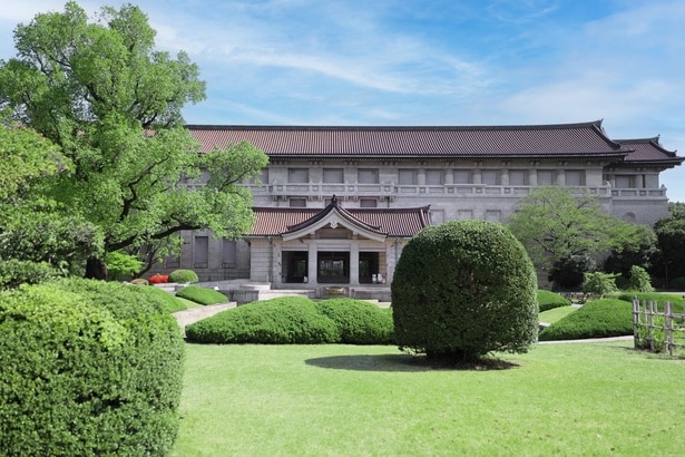 「東京国立博物館」重要文化財の黒門のほか、彫刻や石像など屋外展示もある