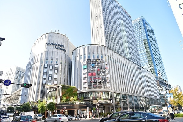 「LINKS UMEDA」ガラスカーテンウォールと石張りを用いたシンボリックな外観デザイン