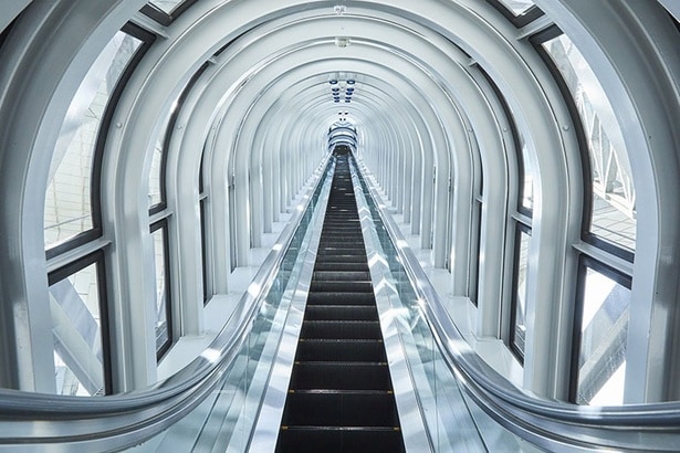 「梅田スカイビル 空中庭園展望台」35階に設置されているシースルーエスカレーター