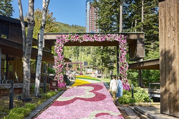 【写真】花咲くカーペットと花咲くアーチ