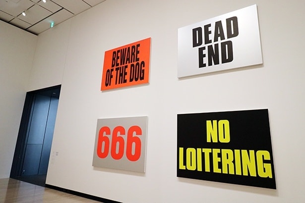 サラ・モリス「サイン・ペインティング」シリーズの展示風景