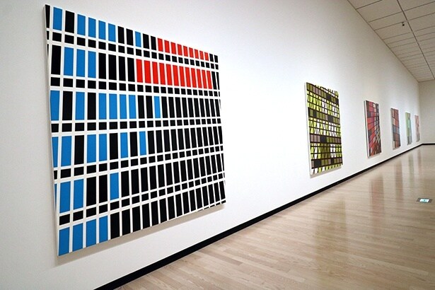 サラ・モリス「ミッドタウン」シリーズの展示風景