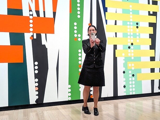 【写真】サラ・モリス『スノーデン』(部分、2026年、大阪中之島美術館にて制作)の前でフォトセッションに応じるサラ・モリスさん