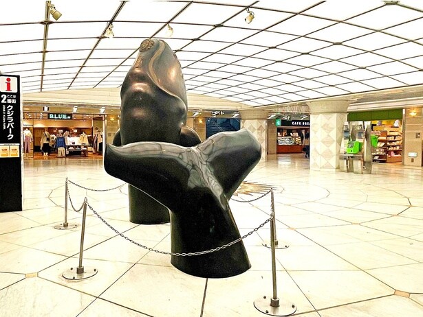 「なんばウォーク」巨大なクジラのモニュメントが目を引く