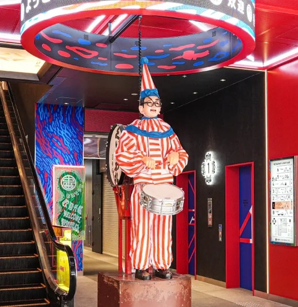 「中座くいだおれビル」入口で「くいだおれ太郎」がお出迎え 