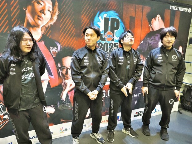 勝利チームインタビューに答えるREJECTの面々