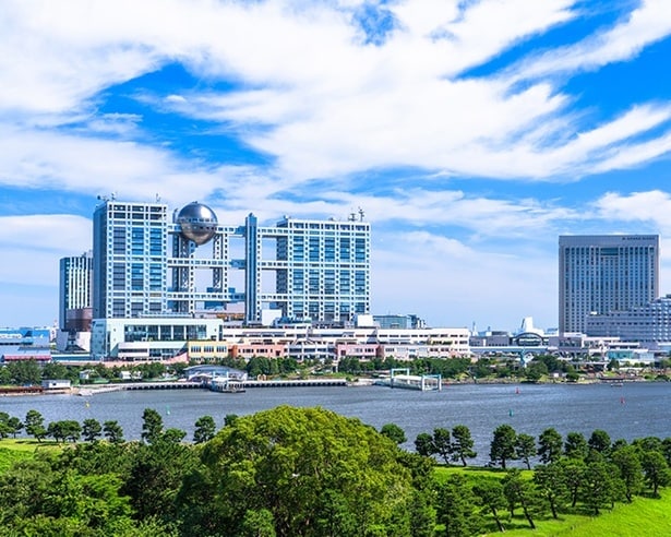 ダイバーシティ東京 プラザ 〜 アクアシティお台場 〜 自由の女神像 〜 日本科学未来館のドームシアター 〜 デックス東京ビーチ 〜 お台場海浜公園 〜 フジテレビ 球体展望室 「はちたま」の定番７スポットを紹介！