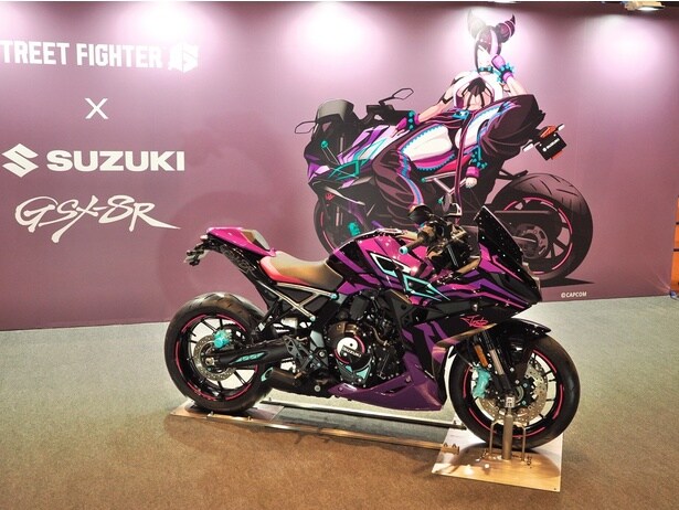 【画像】『ストリートファイター6』のジュリをイメージしたSUZUKI GSX-8Rコラボバイク。フォトスポットとして人気を集めた