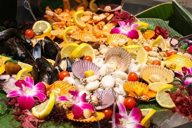 ハワイをイメージしたメニューが並ぶ