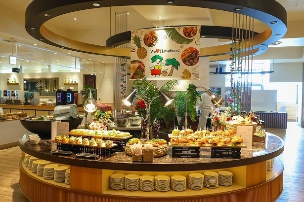 ホテルレストランのブッフェは約90種の料理やデザートが食べ放題